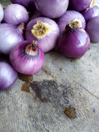 Red onion on old wood boardの素材