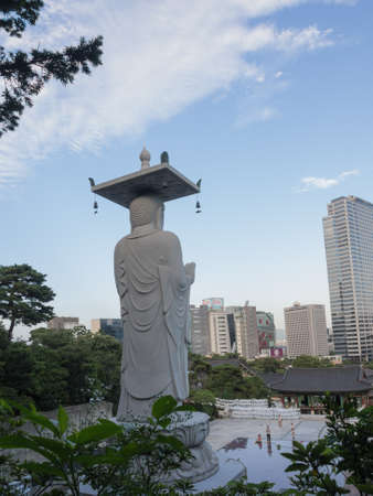 The giant Buddha statue at Bongeunsa temple, Gangnam District, Seoul, South Korea のeditorial素材