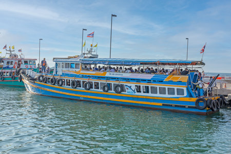 Chon buri, THAILAND - November 14, 2020: The boat at Ko Loi Sriracha Wharf with many people cross to Koh Sichang, It is one of the most popular in Chon buri.のeditorial素材