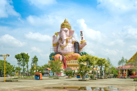 Chachoengsao, THAILAND - September 23, 2022: Wat Pong Agas temple is a famous buddhist temple with a large golden pagoda and Lord Ganesha in Chachoengsao, Thailandのeditorial素材