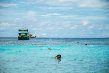 snorkeling with crystal clear water at Koh Nang Yuan Thailandの写真素材
