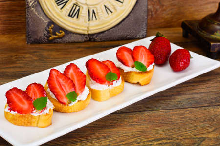 Bruschetta with Goat Cheese and Strawberry, Mint Studio Photoの写真素材