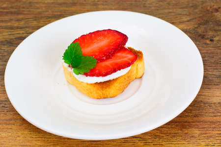 Bruschetta with Goat Cheese and Strawberry, Mint Studio Photoの写真素材