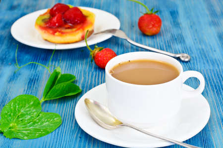 Cake with Strawberries and Kiwi Studio Photoの写真素材