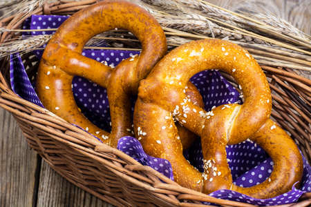 Alsatian pretzels in a wicker basket for bread. Studio Photoの写真素材