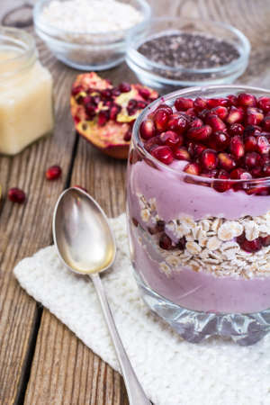 Muesli, yogurt, chia seeds, pomegranate seeds, honey, healthy brの写真素材