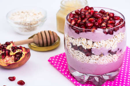 Muesli, yogurt, chia seeds, pomegranate seeds, honey, healthy brの写真素材