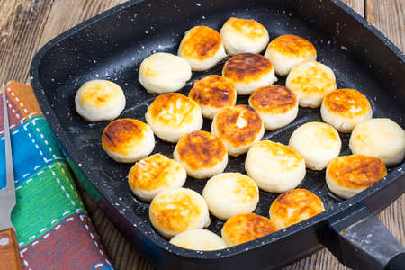 Sweet little fried cheesecakes in frying pan. Studio Photo
の写真素材
