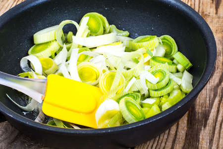 Chopped leeks in frying panの写真素材