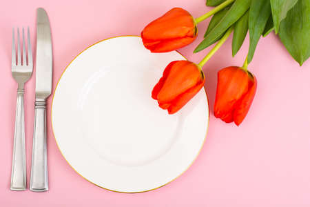White plate, bouquet, bright pastel backgroundの写真素材