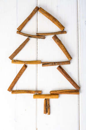 Creative Christmas tree made of cinnamon sticks and popcorn. Studio Photoの写真素材