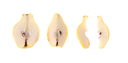 Ripe yellow quince, cut into slices, isolated on white background. Studio Photoの写真素材