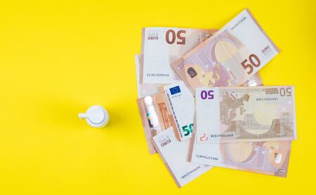 medicine pills on money - Pharmaceutical cost concept.の写真素材