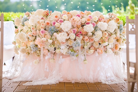 Fresh flowers in a wedding decoration. Backgroundの写真素材
