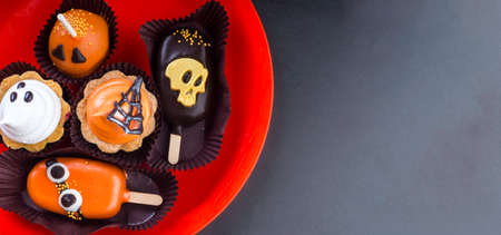 Festive Halloween cupcakesの写真素材