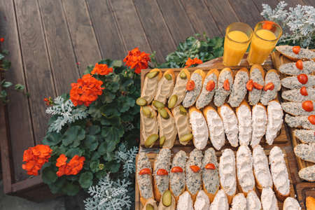 vegetarian sandwiches on tray patio restaurant service food photography background top view wallpaper patternの写真素材