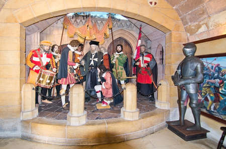 MDINA, MALTA - SEPTEMBER 15, 2015: Knights in full armor on display inside a building on September 14, 2015 in Mdina, Malta.のeditorial素材