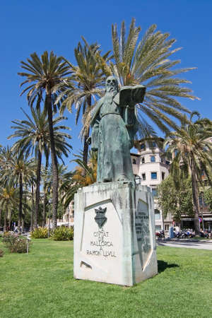 PALMA DE MALLORCA, BALEARIC ISLANDS, SPAIN - APRIL 13, 2016: Ramon Llull statue in Palma de Mallorca, Balearic islands, Spain on April 13, 2016.のeditorial素材