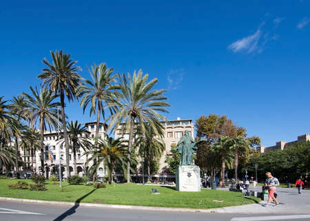 MALLORCA, BALEARIC ISLANDS, SPAIN - NOVEMBER 8, 2017: Paseo Maritimo and statue of Ramon Llull on a sunny day in Palma de Mallorca on November 8, 2017 in Mallorca, Balearic islands, Spain.のeditorial素材