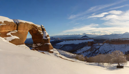 delicate arch panorama in winter snowの素材