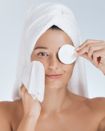 Asian Woman Spa Portrait Cleaning Skin With Cotton Pad And Makeup Remover Wipeの写真素材