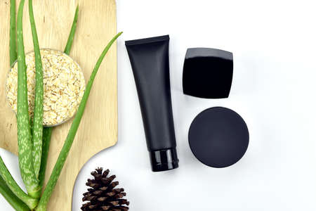 Aloe vera plant, Natural skincare beauty product .Cosmetic bottle containers with green herbal leaves, Blank label for branding mock-up.の写真素材