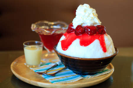 ice cream strawberry crumble bingsu - korean dessertの写真素材