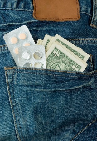 drugs in pocket with money
の写真素材