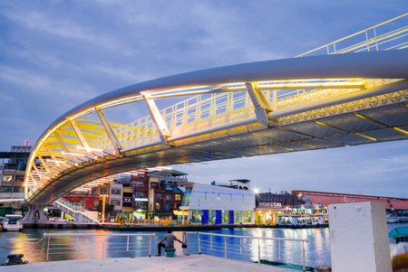KAOHSIUNG, Taiwan - Apr 2, 2012: Gu-Shan Modern Pedestrian Bridge Modern crossing the Gushan marina at night timeのeditorial素材
