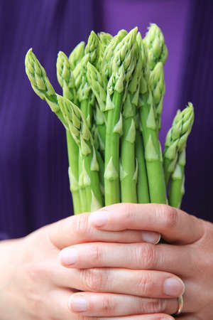 Green asparagus in woman\'s handの写真素材