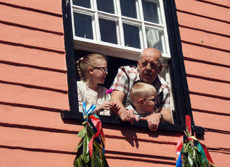 Grandpa with his grandchildren on the windowのeditorial素材