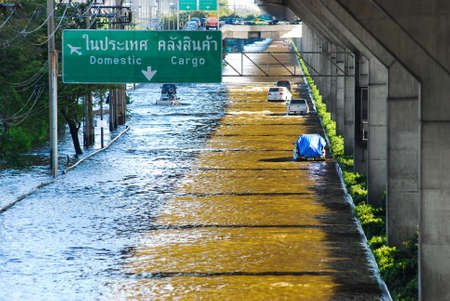 BANGKOK, THAILAND - OCTOBER 26, 2011 : Flooding Vibhavadi Rangsit Road in front of Don Muang Airport in Thailand on October 26,2011 Bangkok, Thailand.のeditorial素材