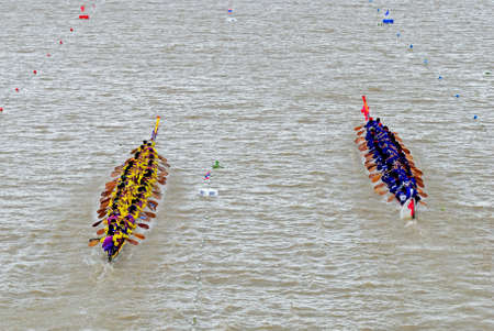 BANGKOK, THAILAND-AUG 25   Unidentified rowers during rest in native Thai long boats compete during King s cup Native Long Boat Race Championship at Rama 8 Bridge on Aug 25, 2013 in Bangkok ,Thailand のeditorial素材