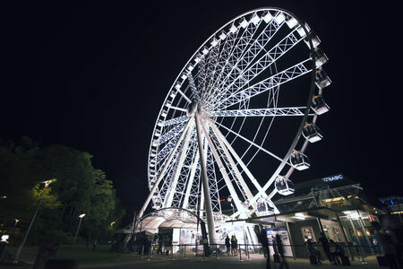 BRISBANE - MAY 26, 2014  The Brisbane Eye on a beautiful winter afternoon, May 26, 2014 in Brisbane  Each of the 42 air-conditioned capsules can seat up to six adults and two children のeditorial素材