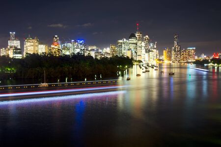 BRISBANE AUSTRALIA  27 MAY 2015: The innercity of Brisbane City and river view  from Kangaroo Point on 27th May 2015.のeditorial素材