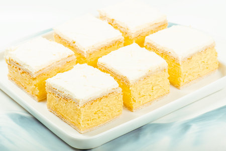 <p>Freshly made vanilla slice with creamy custard, fluffy puff pastry and buttercream icing.</p>の写真素材