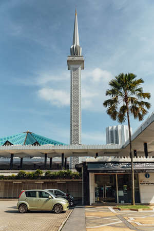 Minaret with palm trees. The National Mosque of Malaysia is a mosque in Kuala Lumpur, Malaysia. It has a capacity for 15,000 people and is situated among 13 acres (53,000 m2) of beautiful gardens.のeditorial素材