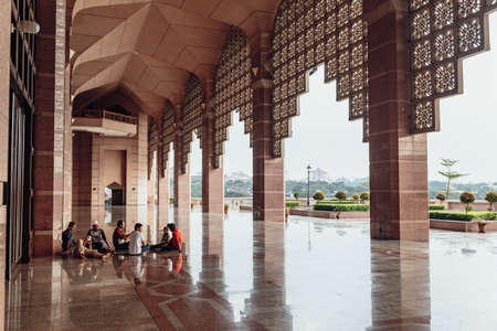 People are praying outside Putra Mosque in Wilayah Persekutuan Putrajaya, Malaysiaのeditorial素材