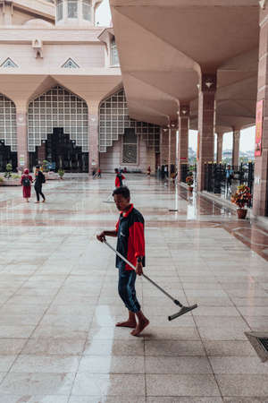 A man is cleaning in Putra Mosque in Wilayah Persekutuan Putrajaya, Malaysiaのeditorial素材