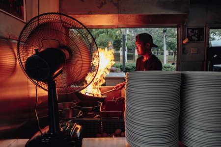 Making Goreng Noodles with fire on pan in Malaysia.のeditorial素材
