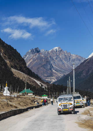 Yumthang Valley with road line and tourist cars in winter at Lachung. North Sikkim, India.のeditorial素材