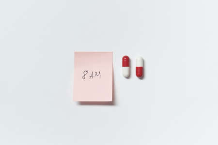 Sticky note and pharmaceutical tablets.の写真素材