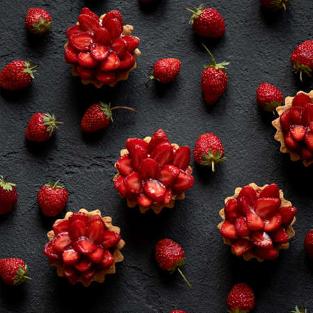 dessert tartlet on a black background top view. Sweetness for a loved one. Sweet passion. Red passion. Passionate impulse. Dessert for Valentines Day. Cake for March 8. Womens weakness. Fastの写真素材