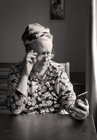 Lost lone upset age lady sit eye fear doubt think pay buy see read chat pad sms use hand optic lens web text space. Alone sad human arm hold take credit modern new tablet type writeの写真素材