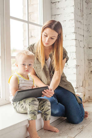 Mom and child using digital tabletの写真素材