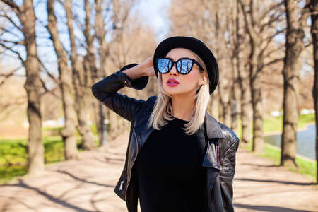 Happy Woman in Sunglasses Outdoors. Pretty Girl in Sunny Dayの写真素材
