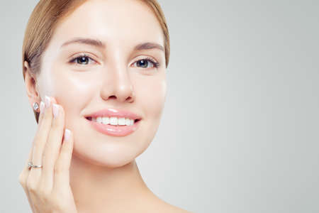 Beautiful girl with jewelry set. Woman jewelry model in diamond earrings. Beauty and accessoriesの写真素材