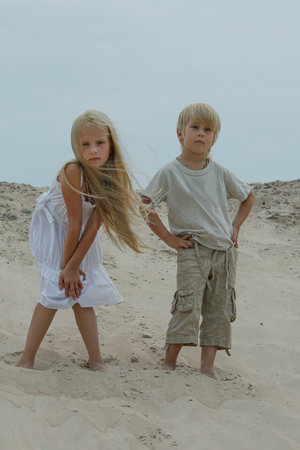 Little bruder and sister sibling outdoors portraitの写真素材