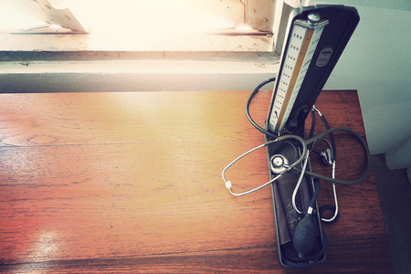 old manual of blood pressure and stethoscopes on wooden table の写真素材