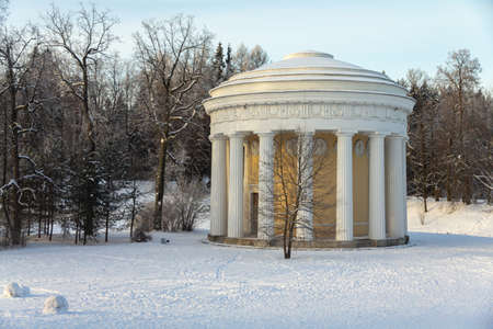 Evening in the winter park. Pavlovsk, the vicinity of St. Petersburg. Russiaの写真素材